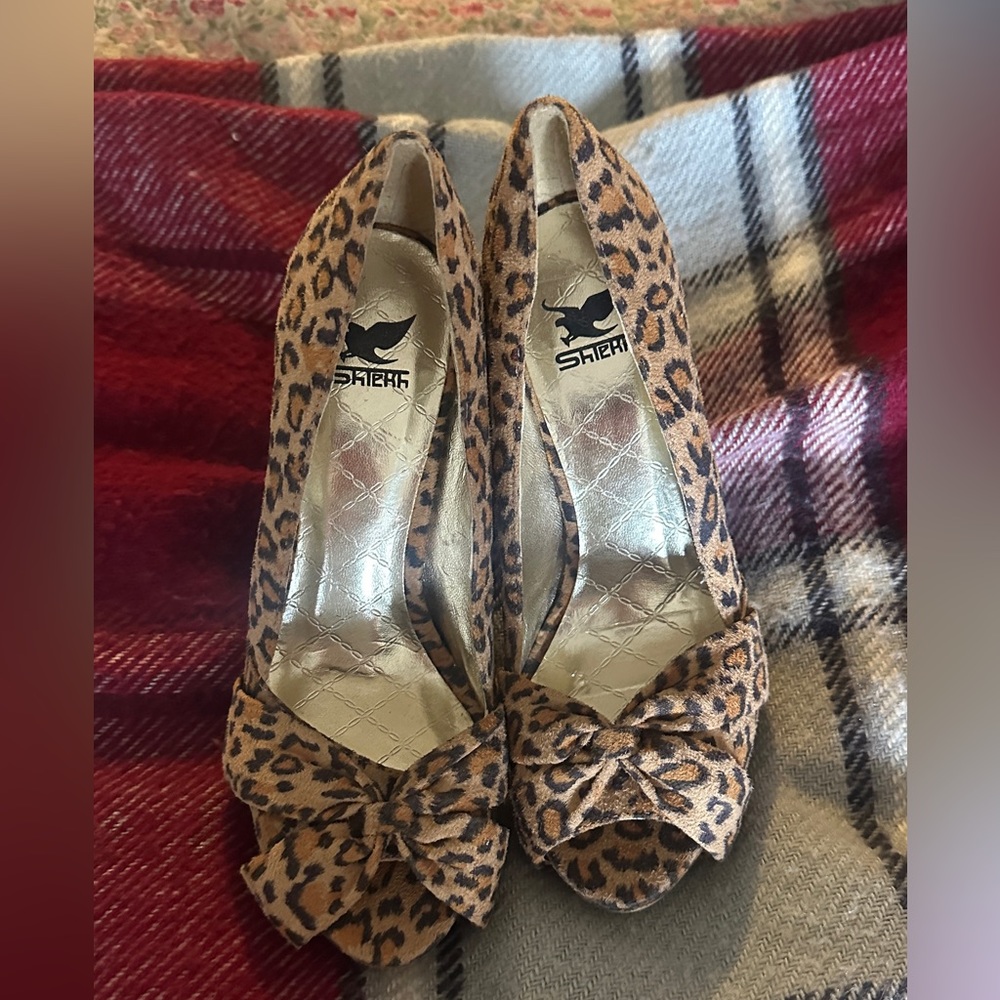 Sheikh 4” heels open toe animal print Size 6.5 never been worn